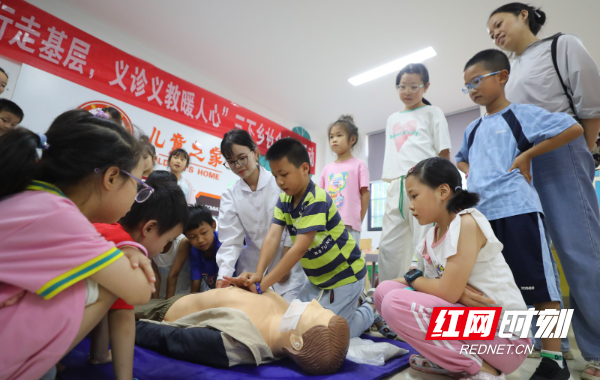 2024年7月3日，湖南省衡阳市珠晖区酃湖乡，南华大学护理学院的志愿者给小朋友讲解安全急救知识。 (3).JPG