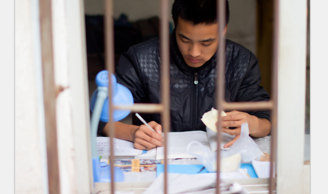 (张佳伟在值班室学习(张佳伟与同学正在制作项目模