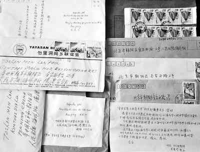 海内外作者向征文活动投稿逾五百篇。图为邮寄来的部分信稿。记者 徐 蕾摄
